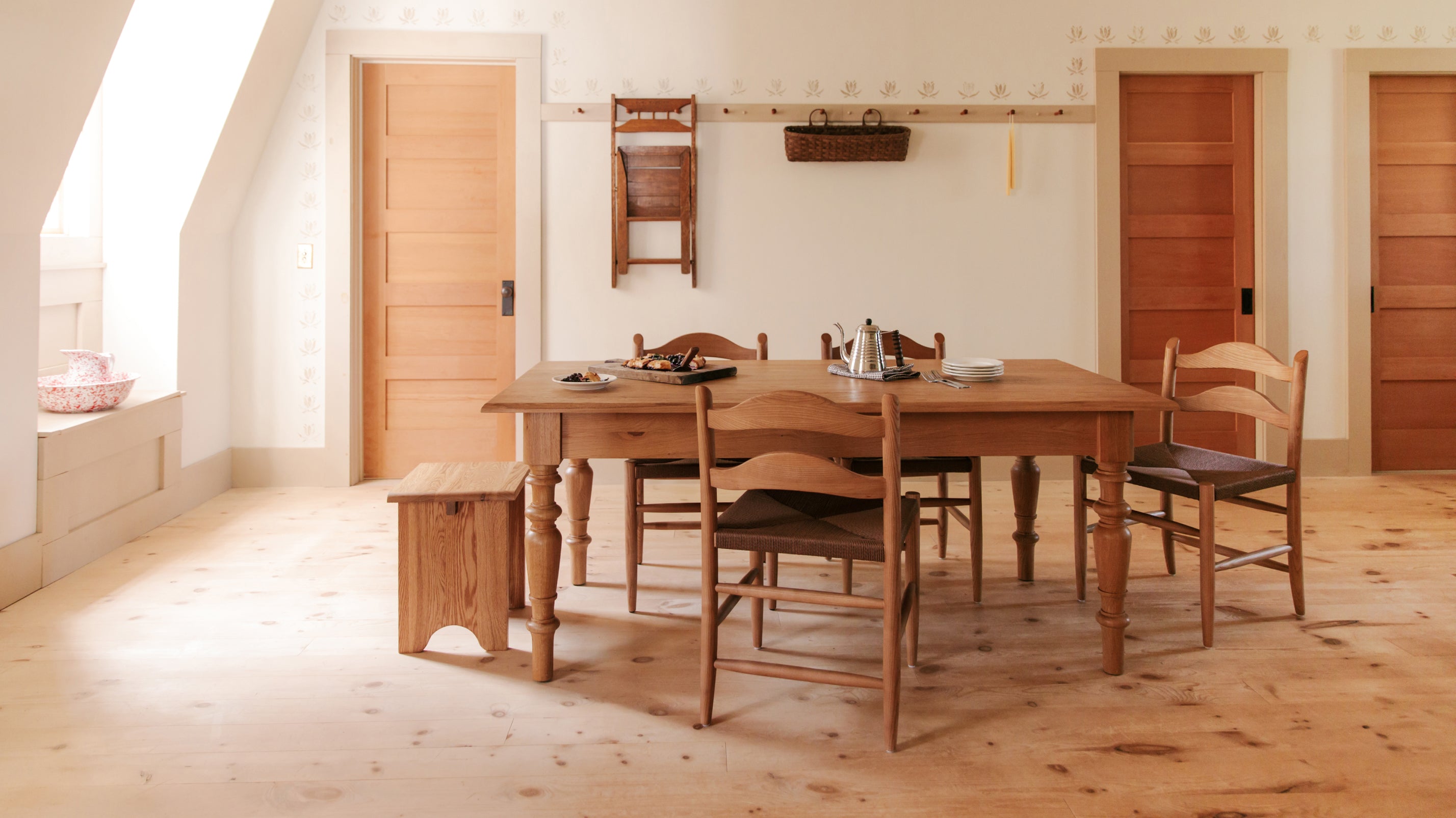 Spindle Dining Table, Seats 4-6 People, Warm Oak